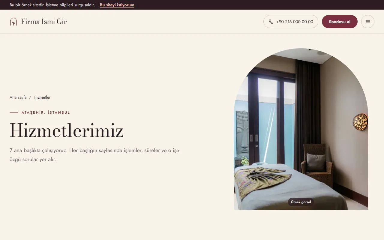 Güzellik salonu sitesinin hizmetler sayfası: 7 ana başlık notu ve kemer çerçeveli masaj odası fotoğrafı